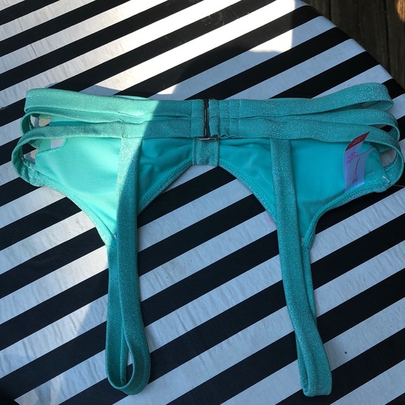 Bikini - Picture 4 of 8